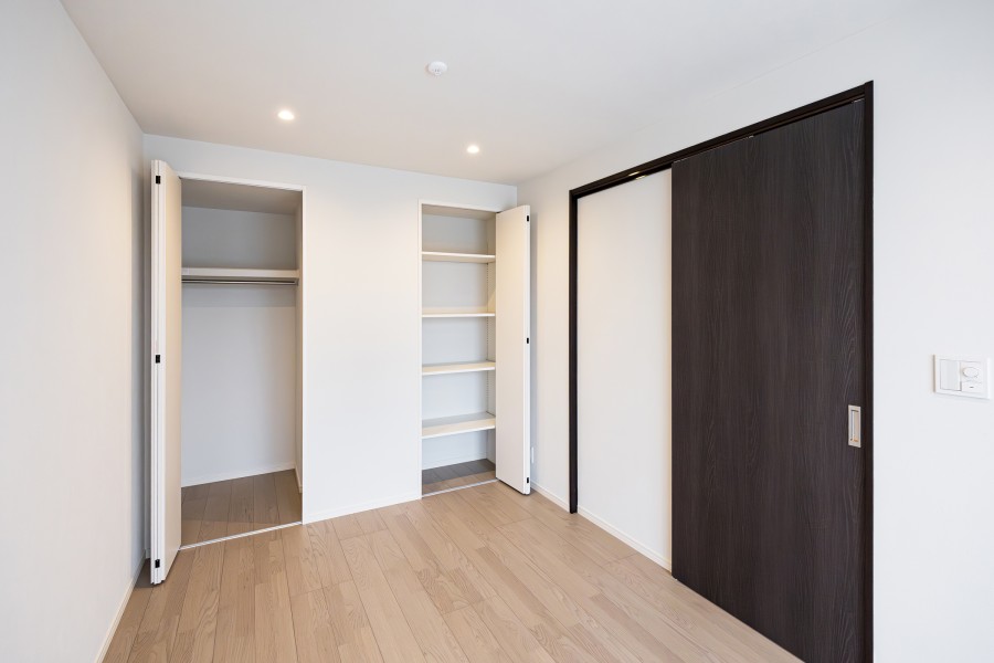 洋室1にはゆとりある収納を備え付けました。衣類だけでなくキャリーバッグやオフシーズン家電など、たっぷりと収納できそうです。