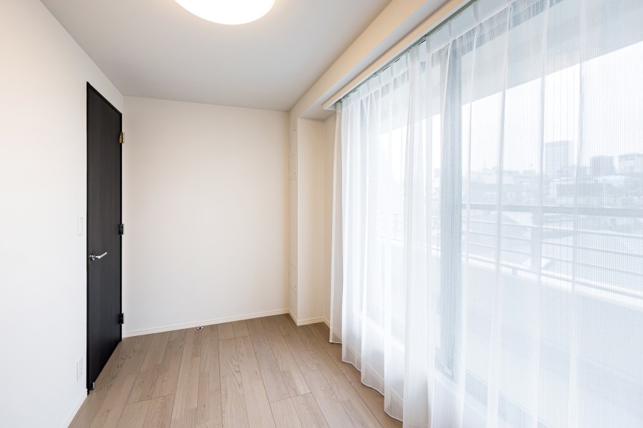 約5.0帖の洋室2です。南向きの窓からたっぷりの自然光が入り、のびのびとお過ごしいただけるお部屋です。