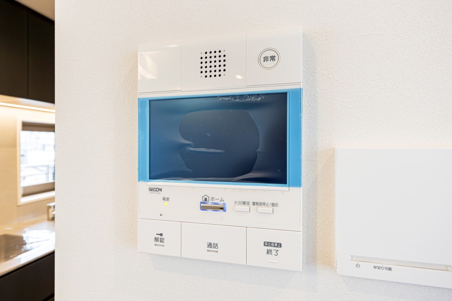 ◆TVモニター付インターホン◆訪ねてきた相手をモニター越しに確認でき、防犯対策に役立ちます。インターホン越しに話をすることが可能です。