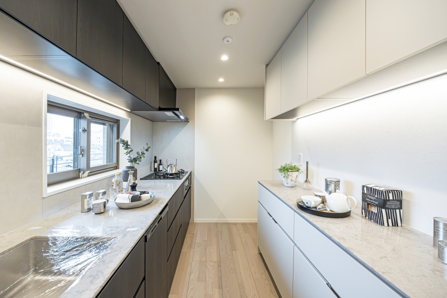 窓があるので換気がしやすく開放感のあるキッチンです。背面には収納豊富でカウンタースペースも広いカップボードが備わっています。