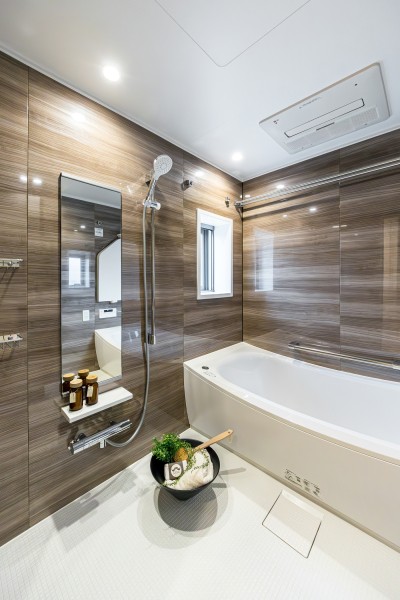 毎日のバスタイムを贅沢に、豊かにしてくれるバスルームです。ゆったりとしたバスタブで毎日のお風呂時間を心ゆくまで楽しめます。