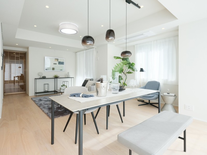 日々の暮らしやすさを考えた設備だけでなく、暮らしの豊かさにもつながるリノベーション。建具などの細部にまでこだわりました。リビングドアにはLaikiを採用しています。