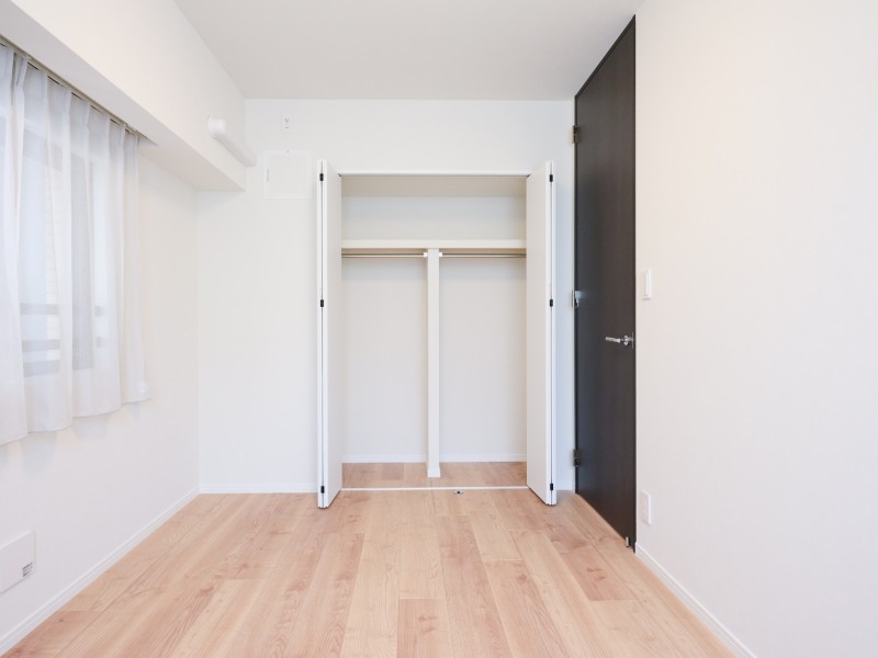 洋室1のクローゼットです。かさばりやすいアウターなど荷物をたっぷりしまえるので、居室部分は広々とお使いいただけます。