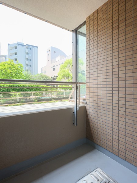 暮らしに大切な光と風を感じることができる南向きのバルコニーです。リフレッシュにぴったりな心地よい空間です。