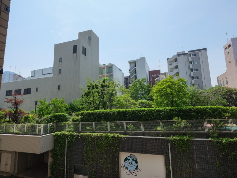 目線を上げると青々とした空を望める眺望です。のびやかに広がる空が日常になり、至福の時間に包まれる住まいです。