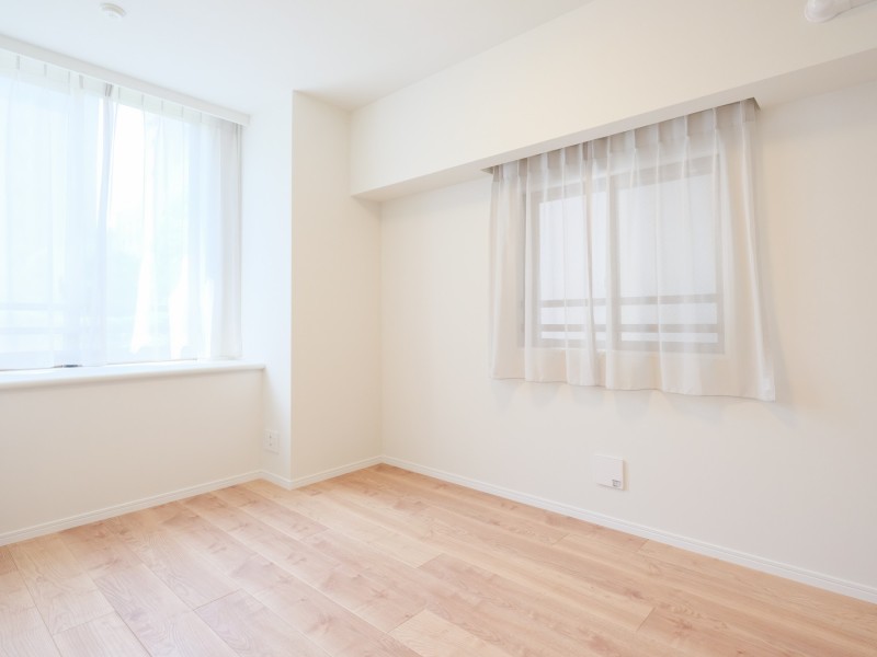 二面採光で明るく、過ぎゆく時間をのんびりと感じることができる洋室1です。住まう方の趣味や感性で飾っていただけるように、シンプルな内装で仕上げました。