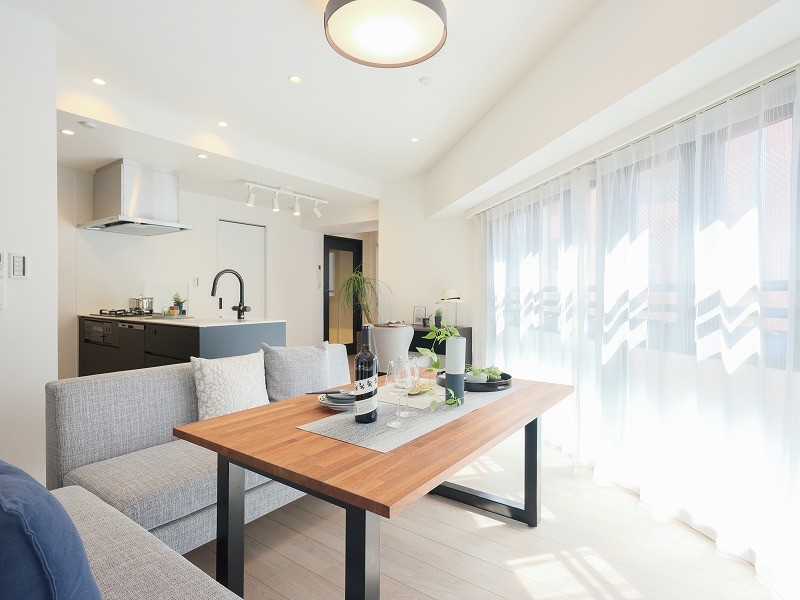 東南向きの大きな窓から心がほっとするような明るい自然光が差し込み、穏やかな毎日をお過ごしいただけるリビングです。