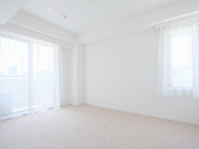 約6.5帖の洋室2には南向きの窓から明るい自然光が注がれます。シンプルで洗練された佇まいを感じさせるお部屋です。