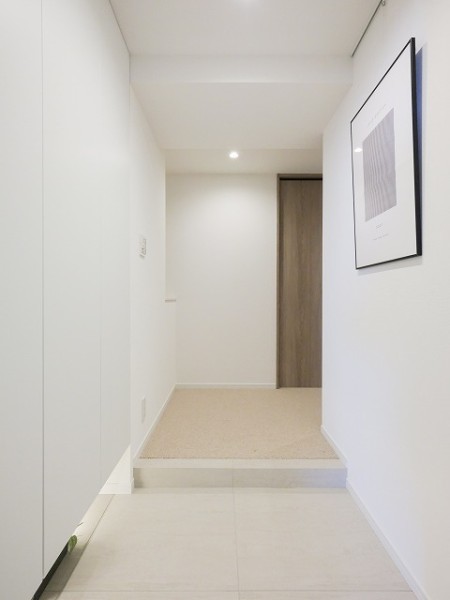 玄関を開けた目線の先にはピクチャーレールを設置したので、お気に入りの写真やアートを飾りインテリアを楽しめます。