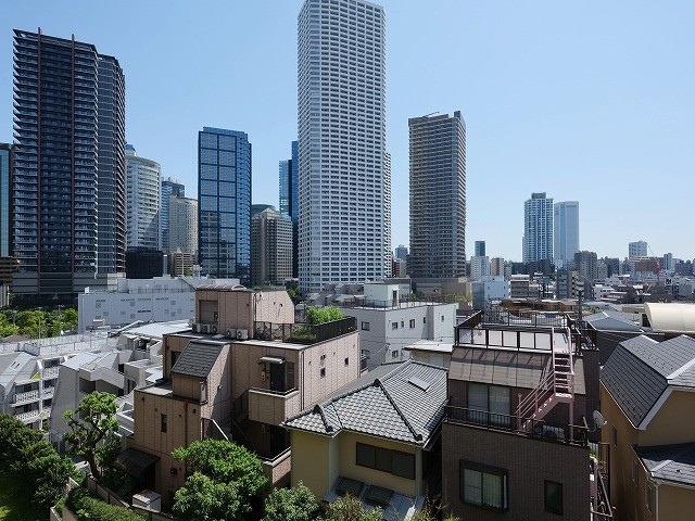 バルコニーからは都心らしい眺望をお楽しみいただけます。青々とした空を仰いでホッと一息。リフレッシュできそうです。