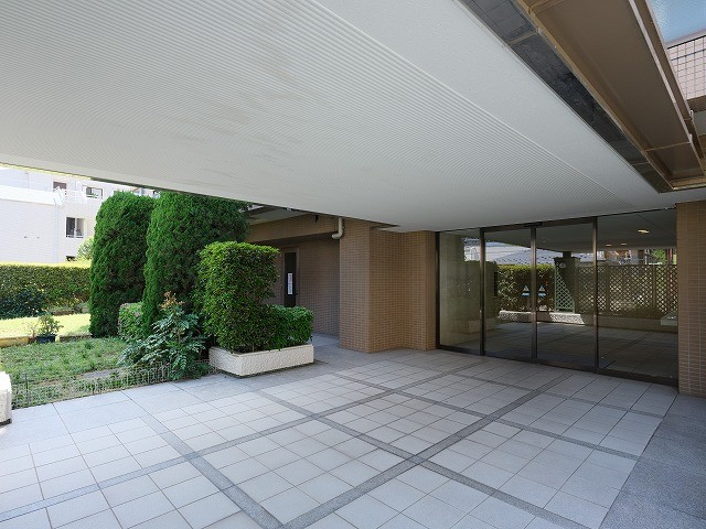 モダンで清潔感が溢れるエントランスです。奥行きがあるエントランスは住まう人々のプライバシーを確保しています。