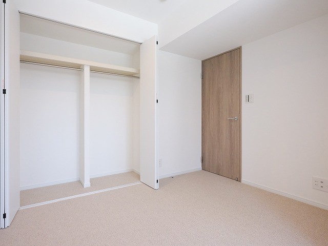 洋室1には間口の広いクローゼットがあるので、居室部分を広々とお使いいただけます。お手持ちの衣服などをたっぷり収納できそうです。