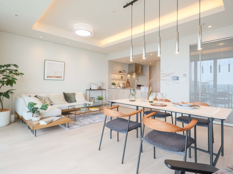 折上天井高が約2.85ｍのリビングは、明るく開放感のある空間です。