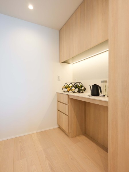 キッチン背面には収納豊富なカップボードがあります。お部屋の雰囲気に溶け込む、インテリアの一部のようなカップボードです。