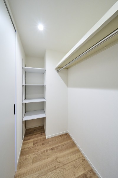 洋室1のウォークインクローゼットです。衣類だけでなくキャリーバッグやオフシーズンの家電まで、たっぷりと収納できます。