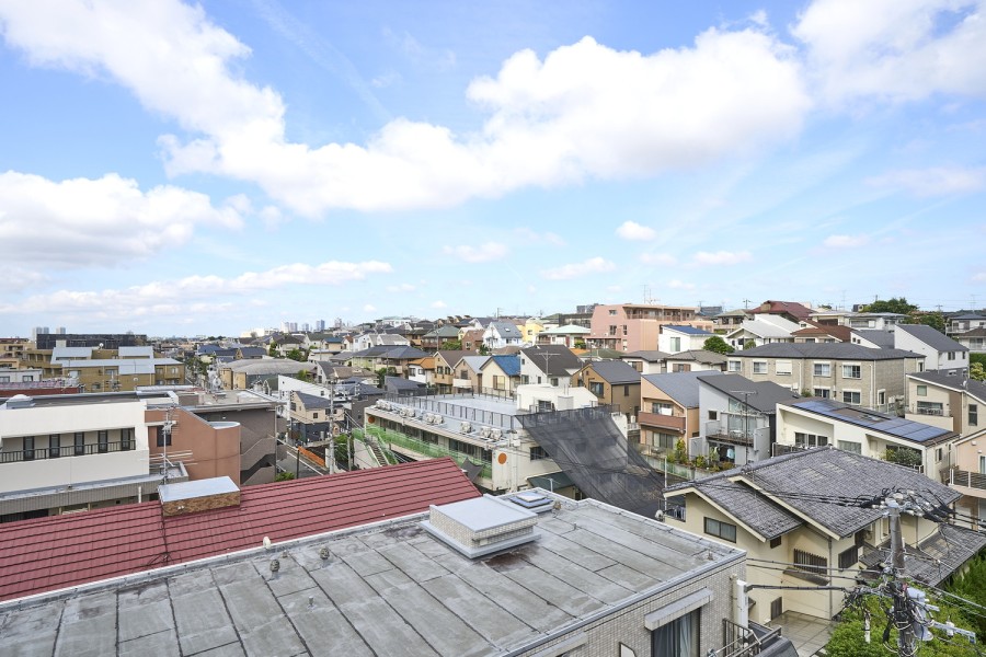 リビングからの眺望は、目の前に高い建物がなく開けた青空を仰げます。思わず深呼吸をしたくなるような広がる空が日常になり、至福の時間に包まれる住まいです。