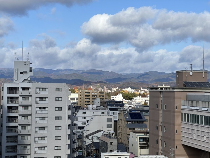 北山連峰を望む眺望があり、夏には五山の送り火（舟形、妙、大文字）を望む眺望があります。自宅にいながらも、京都の夏の風情を感じることができます。屋上にはスカイテラスが設置されています。