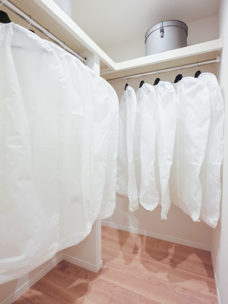 サービスルームのウォークインクローゼットです。枕棚もしっかりとあるので衣類や鞄などもたっぷり収納いただけます。