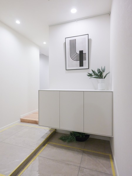 玄関のシューズボックス上部は、カウンターのようにお好きな絵画や写真を置いて、ご自身の好みに彩れます。インテリアを楽しめる住まいです。