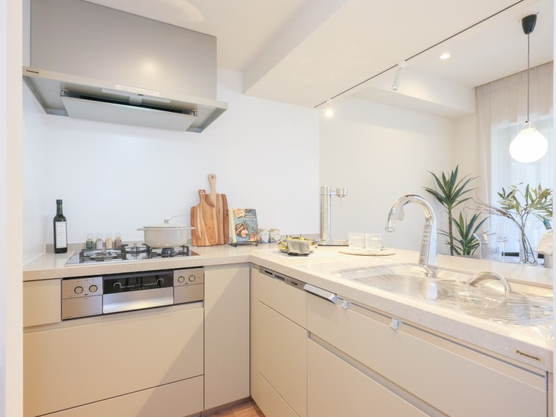 ガラストップを採用した美しく、お手入れのしやすいキッチンです。リビングにいるご家族とコミュニケーションを取りながらお料理ができます。