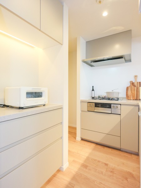 キッチンに合わせた便利なカップボードを備え付けました。コーヒーメーカーなどを並べてお使いいただくのも良さそうですね。