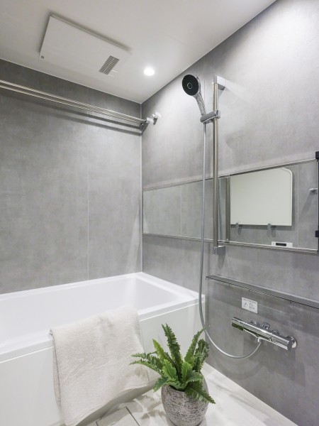 淡いグレー調の色合いのパネルがよりいっそうくつろぎの空間を演出するバスルームです。汚れが目立ちにくいのも嬉しいポイントです。