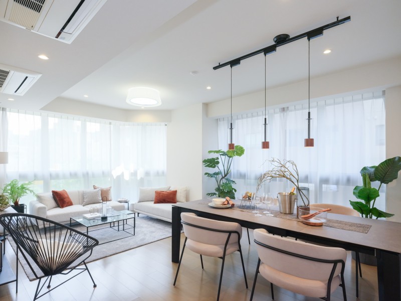 約17.5帖ある２面採光の明るく、開放感のあるリビングダイニングです。大きな窓から、たっぷりの明るい自然光が降り注ぎ、彩り豊かな暮らしを演出します。