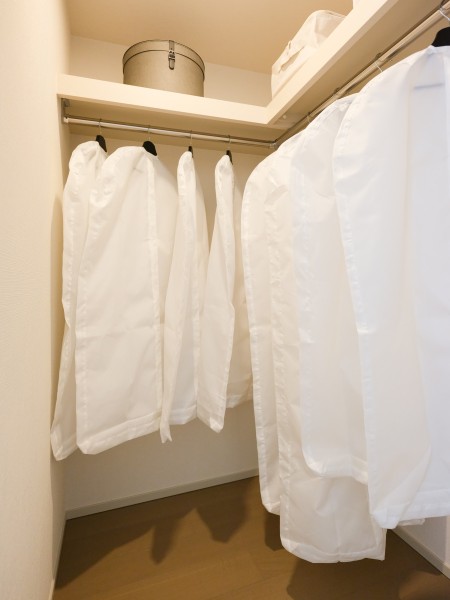 洋室1にはウォークインクローゼットが備え付けです。かさばりやすいアウターやオフシーズンの家電など、たっぷり収納できそうです♪