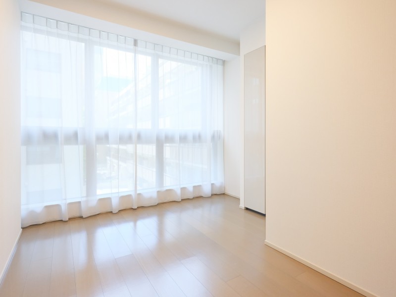 洋室2は約6.1帖で、西向きの大きな窓から柔らかな日が差し込みます。勉強や読書など落ち着いて作業したいときのワークスペースにもぴったりです。