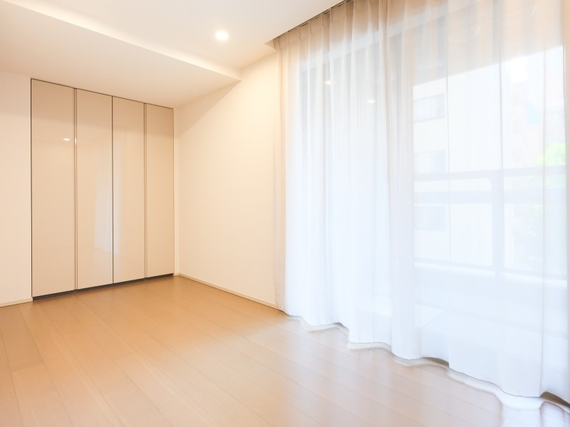 バルコニーに接続している洋室3は、約6.0帖の広さがあります。間口の広いクローゼットも備えており、収納力に優れた使いやすいお部屋です。