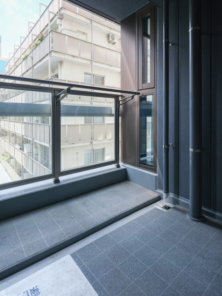 奥行のある、約4.5m²のバルコニーです。爽やかな風が感じられるリフレッシュにぴったりな空間です。