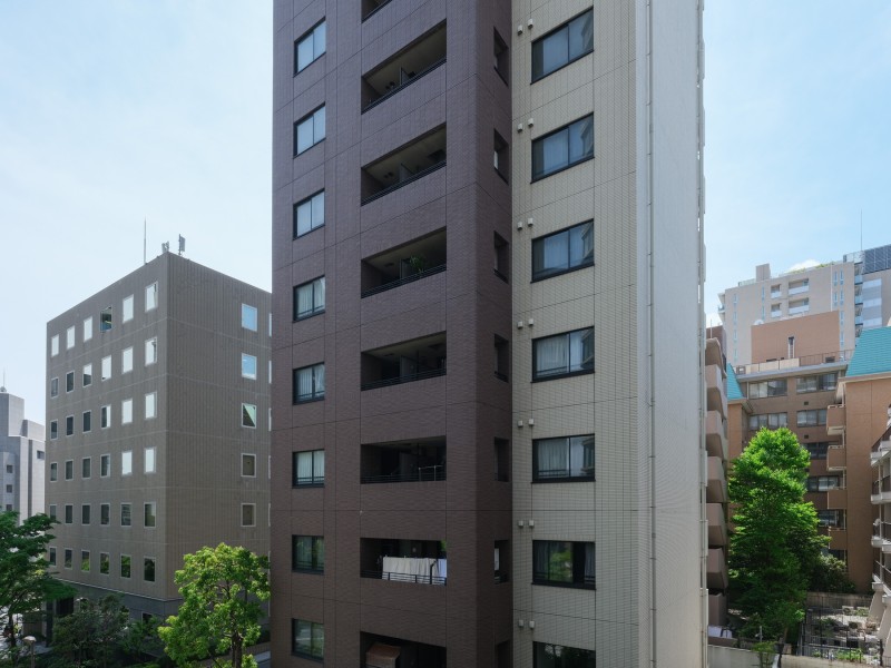 バルコニーからの眺望です。凛とした空気が流れこみ、穏やかな街の気配にほっと一息つき、日々をアップデートできそうです。