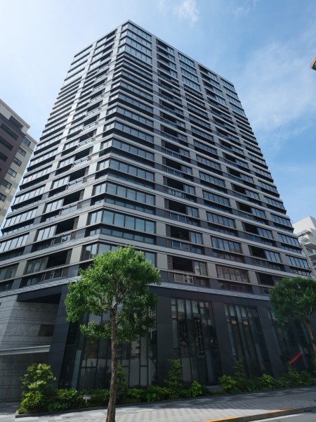 千代田区一番町の落ち着いた街並みに調和する、品格ある佇まいの外観です。複数路線が使える好立地で、日々の暮らしに利便性と快適さをもたらします。