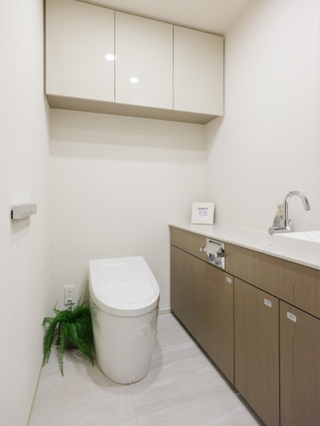 レストルームには洗練されたお部屋にぴったりなスタイリッシュなタンクレストイレと手洗いカウンターが設置されています。収納スペースもたっぷりあります。