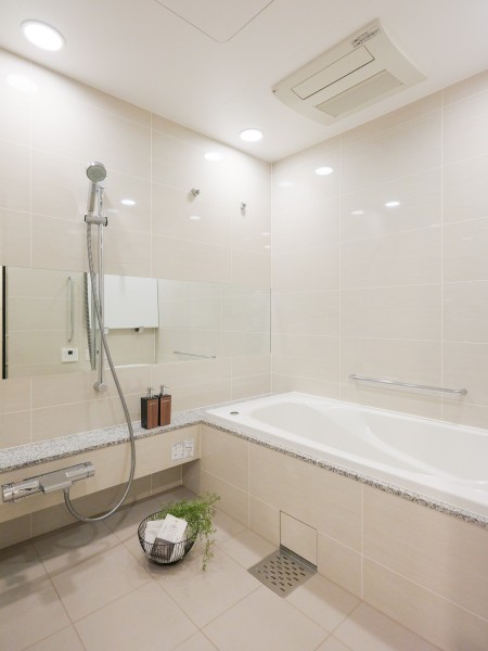 1日の疲れをしっかりと癒してくれるバスルームです。ゆったりとしたバスタブで毎日のお風呂時間を心ゆくまでお楽しみいただけます。