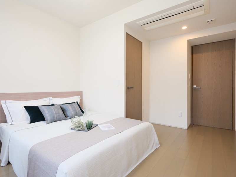 洋室1はリビングから最も離れた位置にあり、プライベート性が高く主寝室にもぴったりのお部屋です。約9.0帖の広さに加え、床暖房付きで明るく開放感のある空間です。