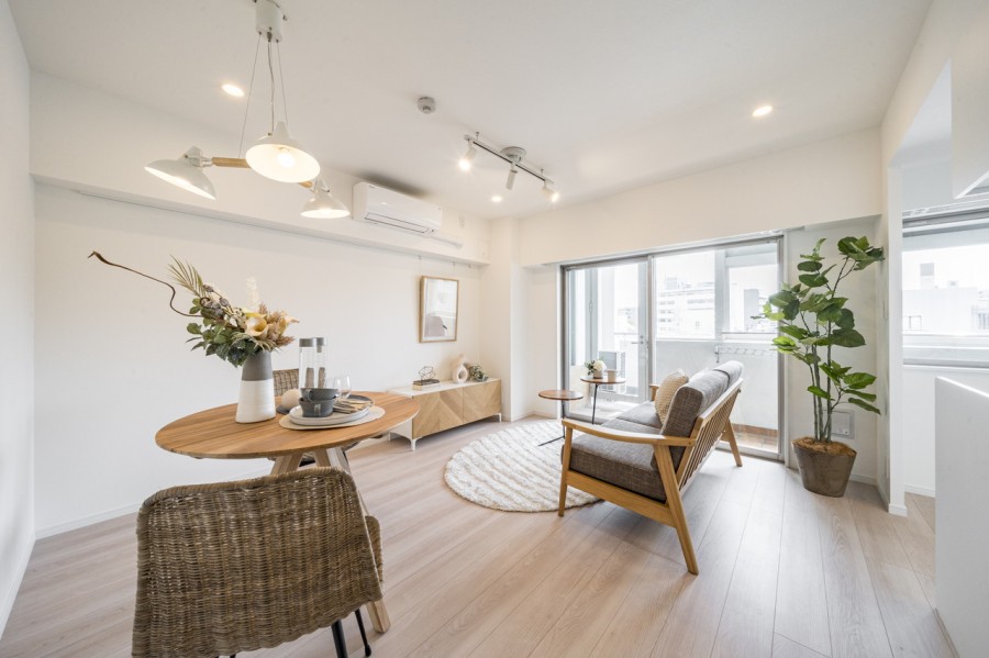 南東向きの窓から明るい自然光が差し込むリビングダイニング。暖かみのあるフローリングで、落ち着いた上質な雰囲気になります。