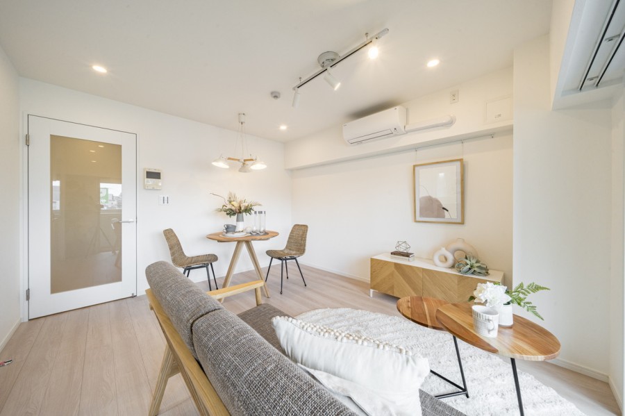 やさしい光と爽やかな風が通り抜ける心地よいリビングです。住まう方の趣味や感性で飾っていただけるように、シンプルな内装で仕上げました。