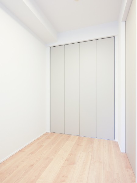 約4.4帖のサービスルーム(納戸)は洋室2と同じく、二面採光の空間です。