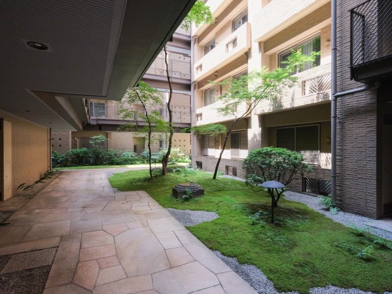 中庭には淑やかな潤いを感じる豊かな緑が配置され、三井不動産旧分譲ならではの穏やかな空間デザインです。2014年共用部大規模修繕工事実施済の管理体制良好なマンションです。