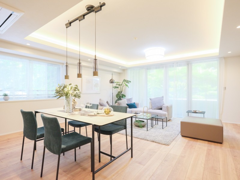 二面採光のため長時間にわたり自然光を取り込めるお部屋です。お部屋に居ながら豊かな緑を感じられ、都会の喧騒を忘れてしまうような伸びやかな居住空間です。