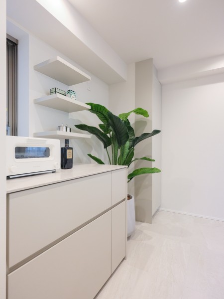 キッチン背面にもカップボードがございます。さっと取り出したいアイテムは飾り棚に配置するなど、キッチンで過ごす時間をより快適なものへとサポートします。