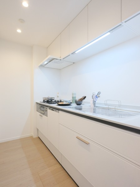 快適な家事動線が確保された壁付けシステムキッチンです。お部屋に美しく溶け込むデザイン。ガラストップのガスコンロは油汚れも簡単に落とせます。