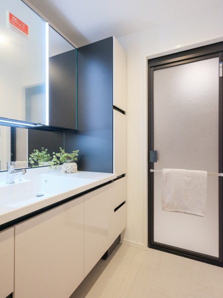 収納豊富で実用的な洗面化粧台を新規設置しました。ボウル横にもスペースがあるので、メイクやヘアセットにも便利にお使いいただけます。