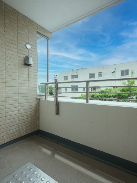 バルコニーは、光と風を取り込み、季節の移ろいを身近に感じられるスペースです。また、物干し金物付きなので、簡単に洗濯物が干せます。