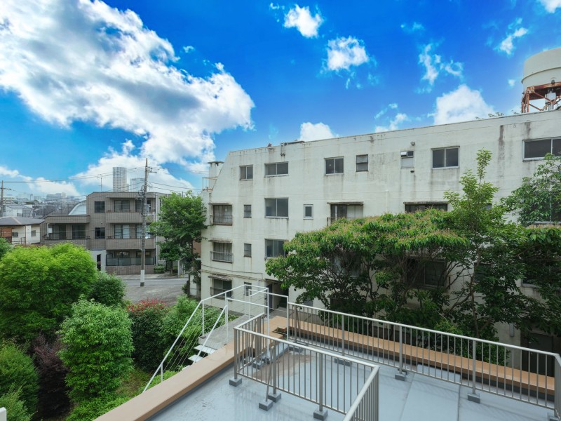 バルコニーからの眺望です。スッキリとした大きな青い空が広がります。時間と共に移り変わっていく空の様子を眺めリラックスできそうです。