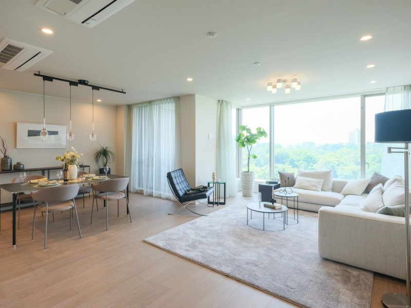 陽光と緑に包まれる、上質なリビング空間です。モカブラウンの突板フローリングと優しいタイル模様が日差しに映え、上品なリビングを演出します。