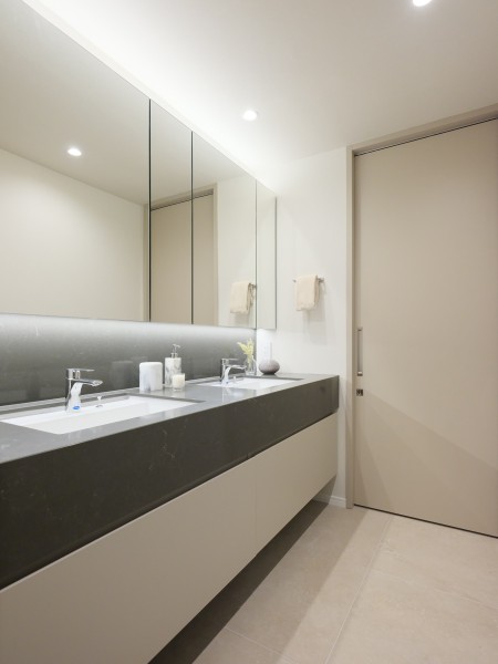 田中工藝製の2ボウル洗面化粧台を採用しました。豊富な収納とダークトーンの天板が、高級感と機能性を兼ね備えます。