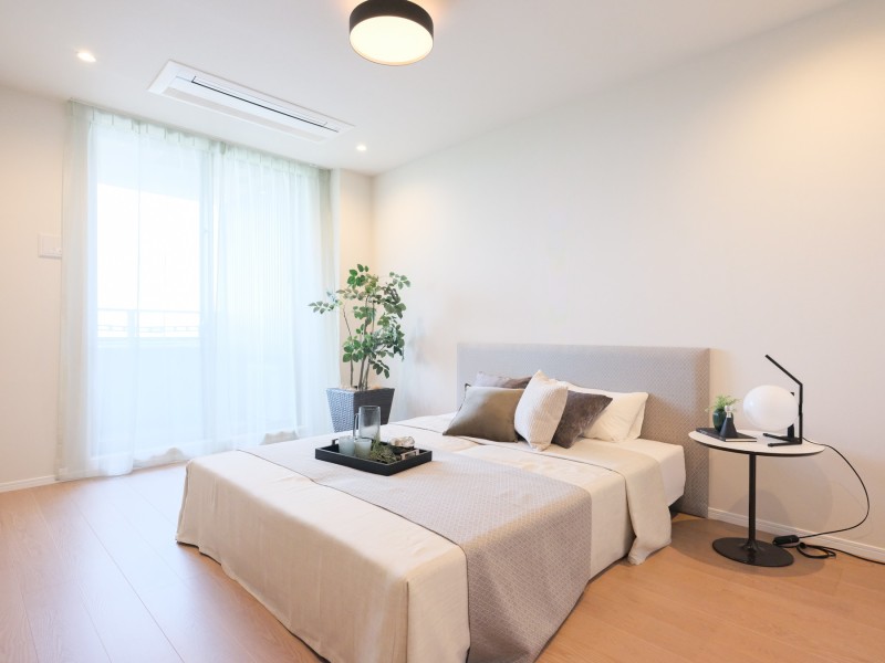 約9.2帖の広々とした洋室1です。たっぷりの自然光が降り注ぎ、穏やかな時間が流れるプライベートルームです。