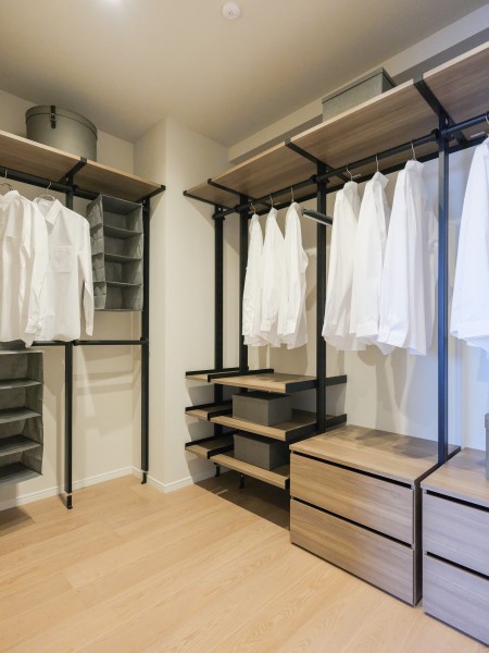 洋室1には機能性と収納力を兼ね備えたWIC付き。約3.5帖のゆとりあるWICにはアイシェルフを設置したので便利です。衣類や小物をすっきり美しく整理できます。